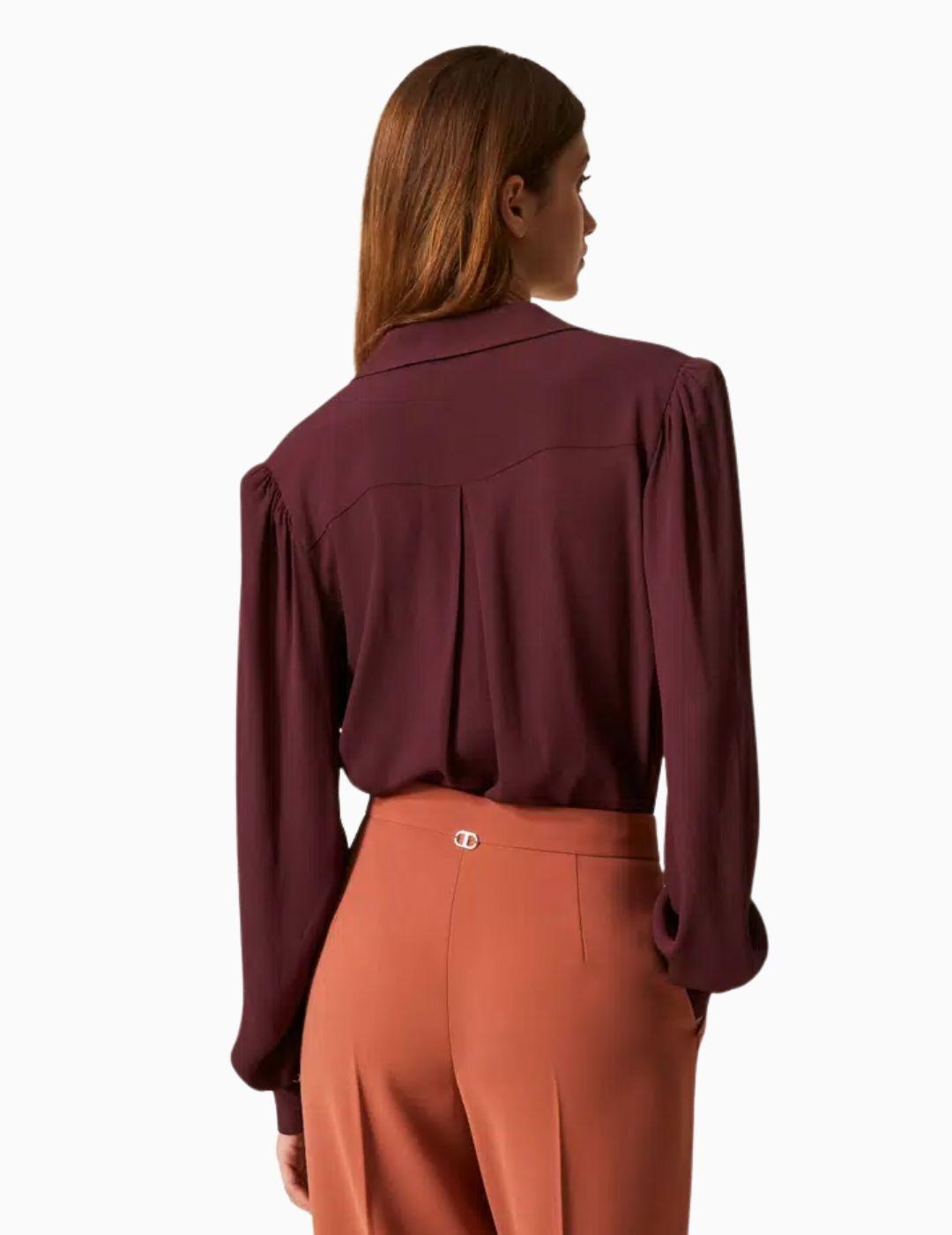 BLUSA TWINSET CON FRUNCES Y CADENA OVAL T