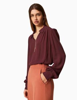 BLUSA TWINSET CON FRUNCES Y CADENA OVAL T
