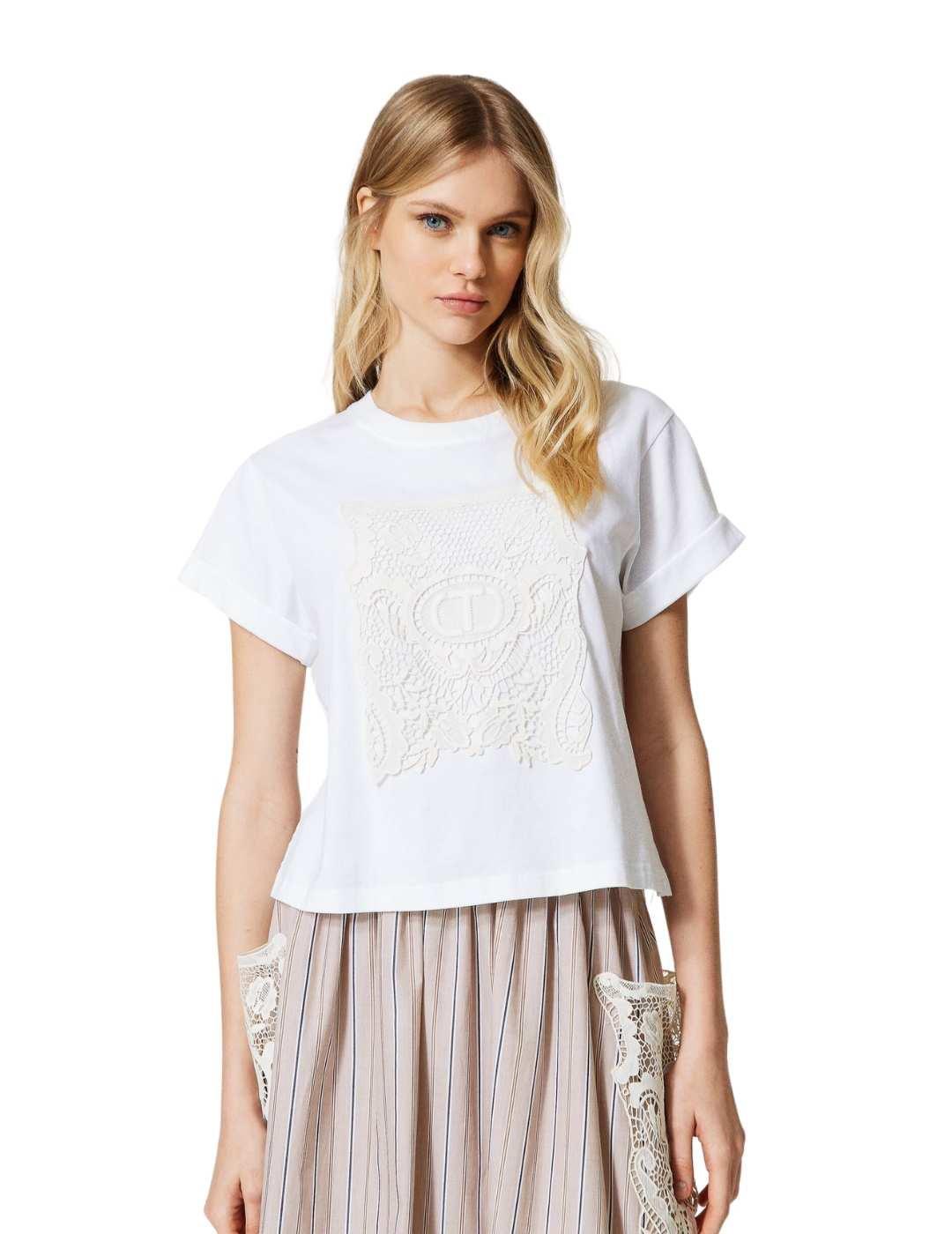 Camiseta con bordado macramé
