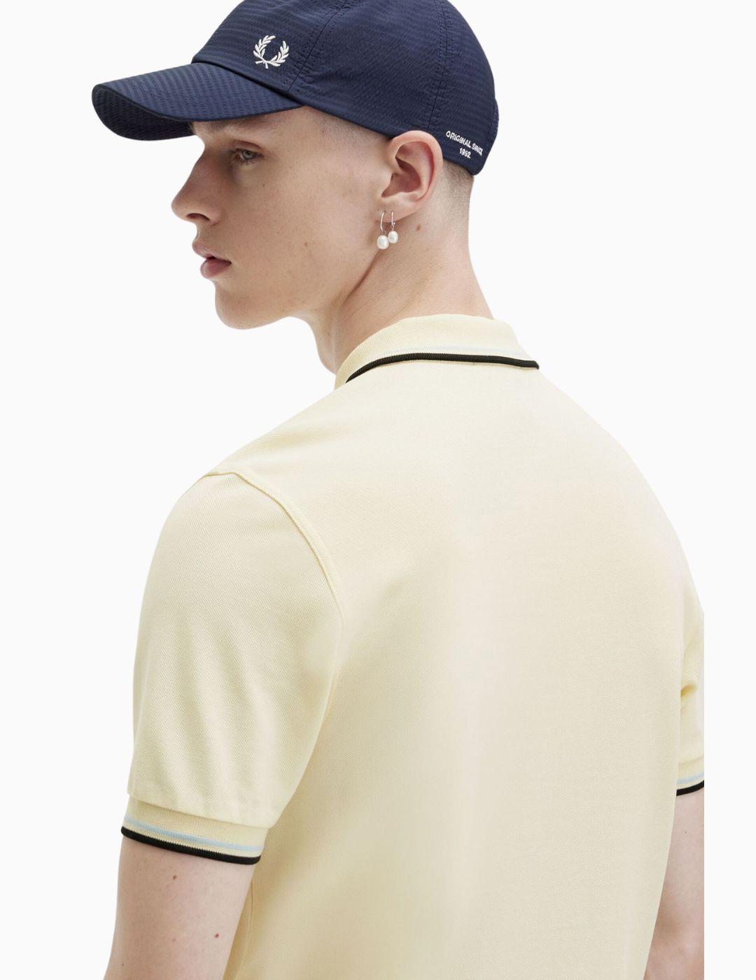 Polo FRED PERRY con ribete con dos franjas.