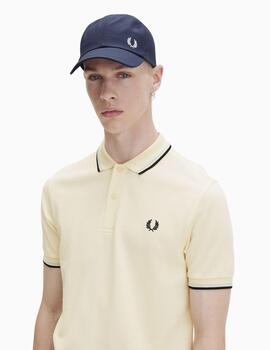 Polo FRED PERRY con ribete con dos franjas.